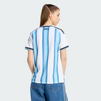 [PRÉ-VENDA] Camisa Argentina I 26/28 + Patch Campeão Copa do Mundo - Torcedor Adidas Feminina